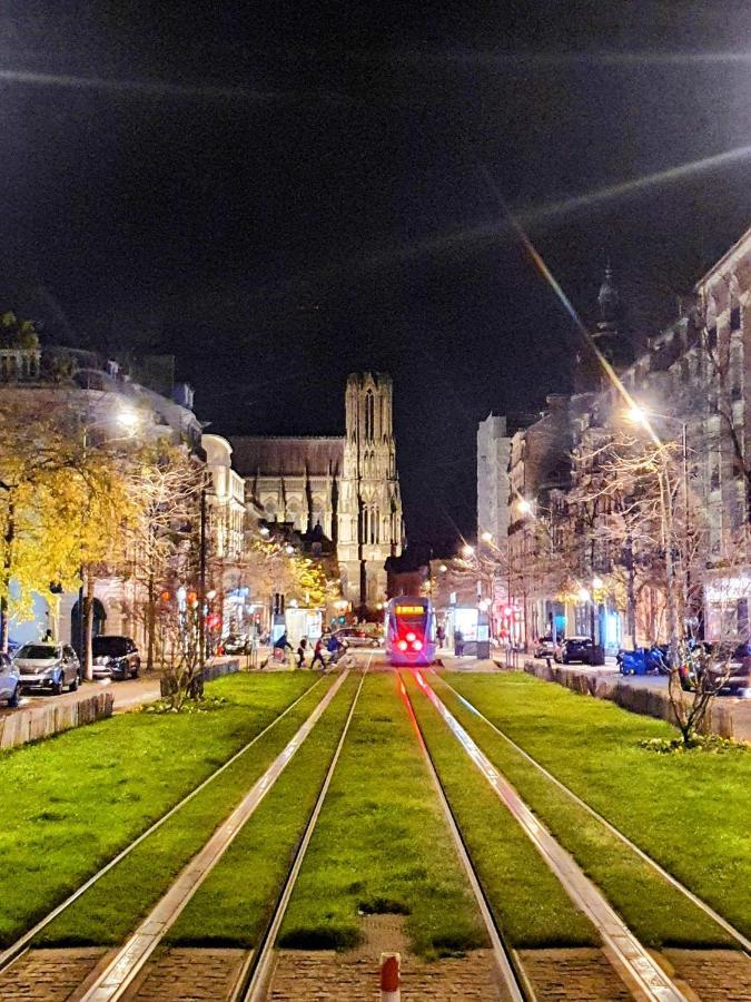 Appartement Premium Dans Une Belle Demeure - Hyper Centre-Ville De Reims Exteriör bild